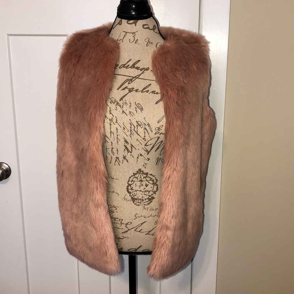 Pink furry vest!💕